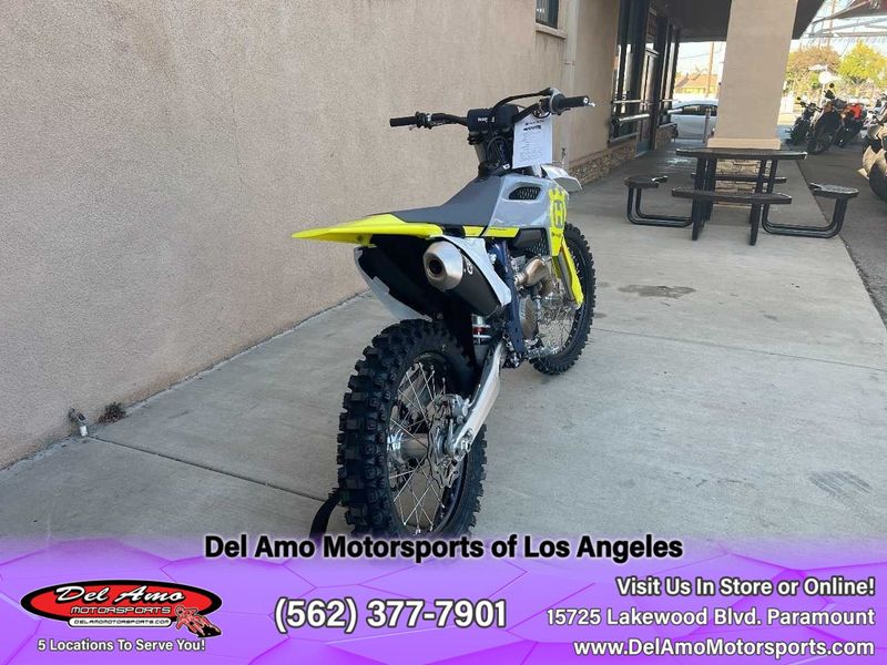 2024 HUSQVARNA FC 250  in a WHITE exterior color. Del Amo Motorsports of Los Angeles (562) 262-9181 delamomotorsports.com 