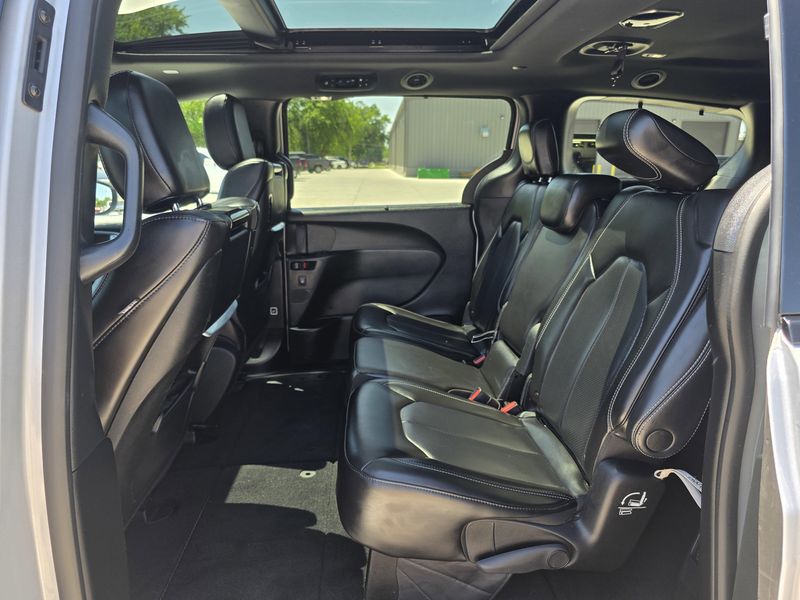 Used 2023 Chrysler Pacifica Touring LImage 11