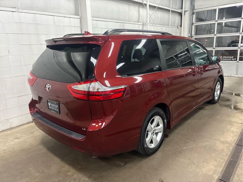 2018 Toyota Sienna LE photo 4