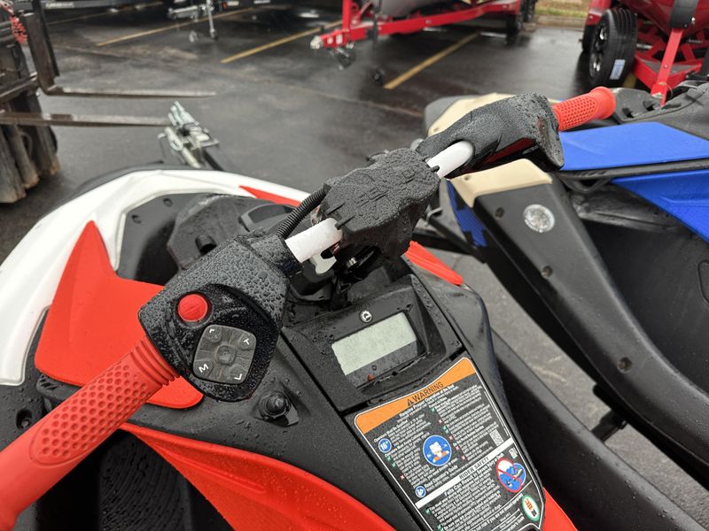 2025 SEADOO SPARK TRIXX FOR 1 WITH SOUND SYSTEM DRAGON RED AND WHITE Image 2