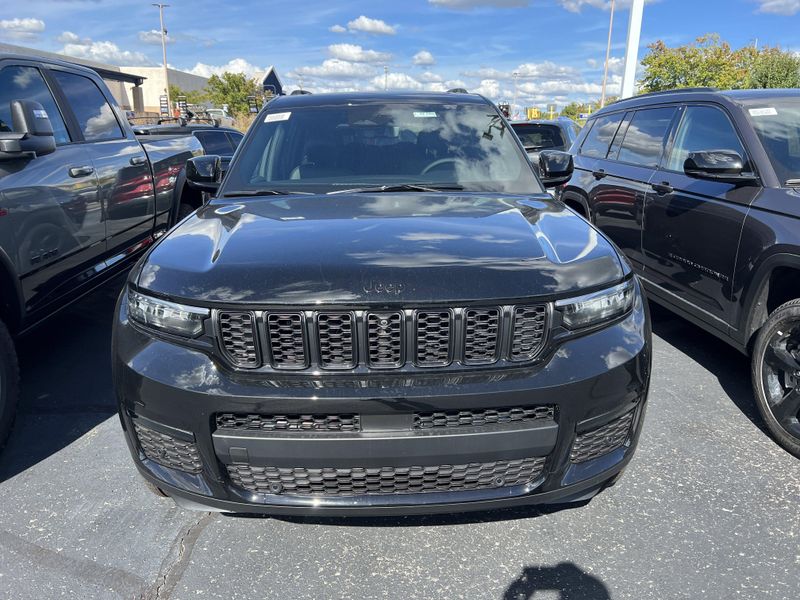 New 2025 Jeep Grand Cherokee L Limited 4x4Image 2