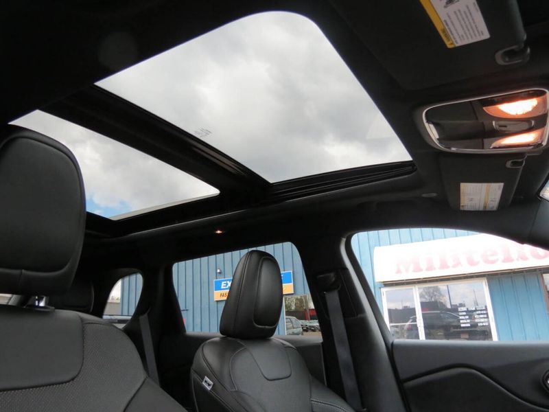 Used 2021 Jeep Cherokee 80th Anniversary Edition 4x4 4dr SUVImage 12