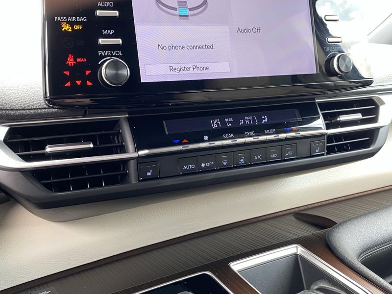 2023 Toyota Sienna XLEImage 24