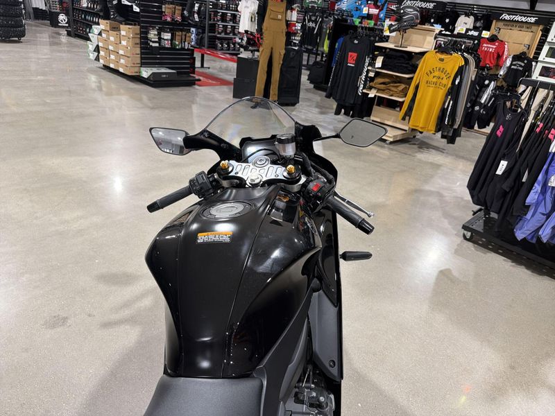 Used 2025 Yamaha YZF-R7 CA Image 25