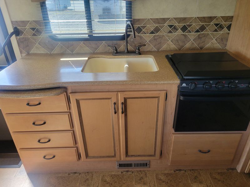 Used 2012 THOR M-32A  FORD Image 16