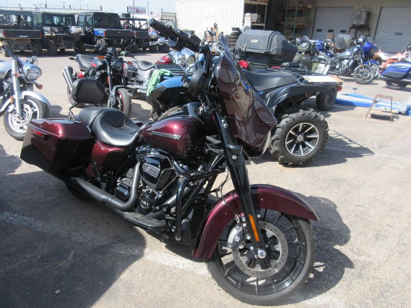 USED 2018 HARLEY STREET GLIDE SPECIAL Image 1