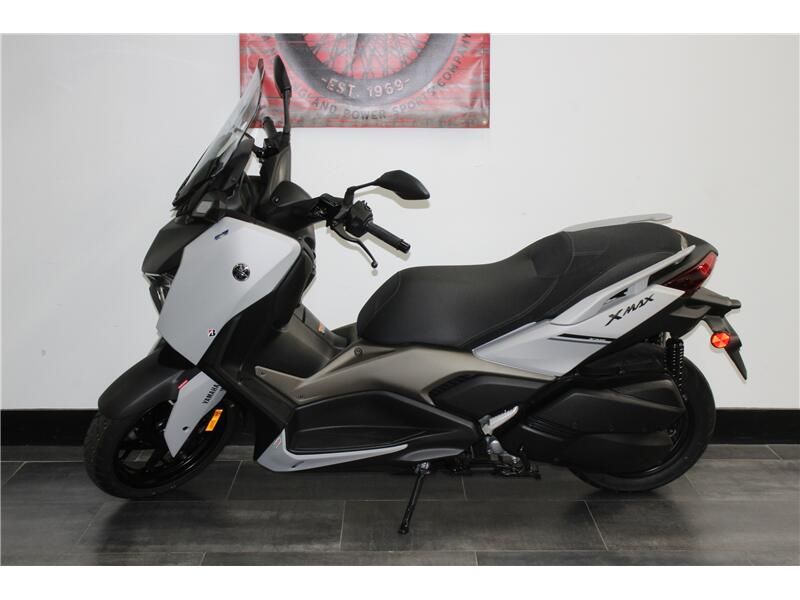 Used 2024 Yamaha XMAX 300 Image 2