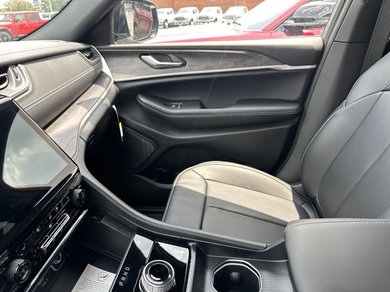 2025 Jeep Grand Cherokee L Limited 4x4Image 28