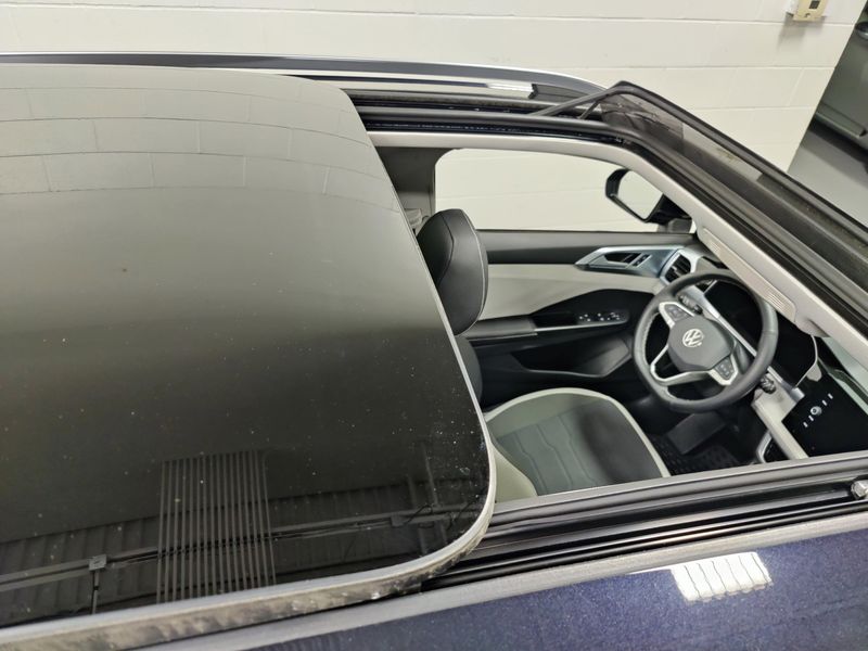 Used 2025 Volkswagen Taos SE AWD w/SunroofImage 6