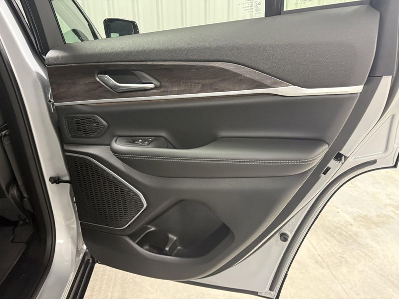 New 2026 Jeep Grand Cherokee Limited 4x4Image 12