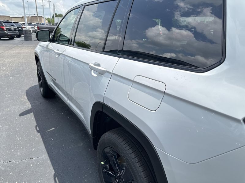 2025 Jeep Grand Cherokee L Limited 4x4Image 9