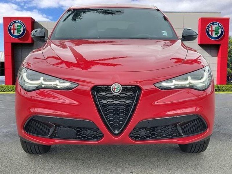 2025 Alfa Romeo Stelvio photo 2
