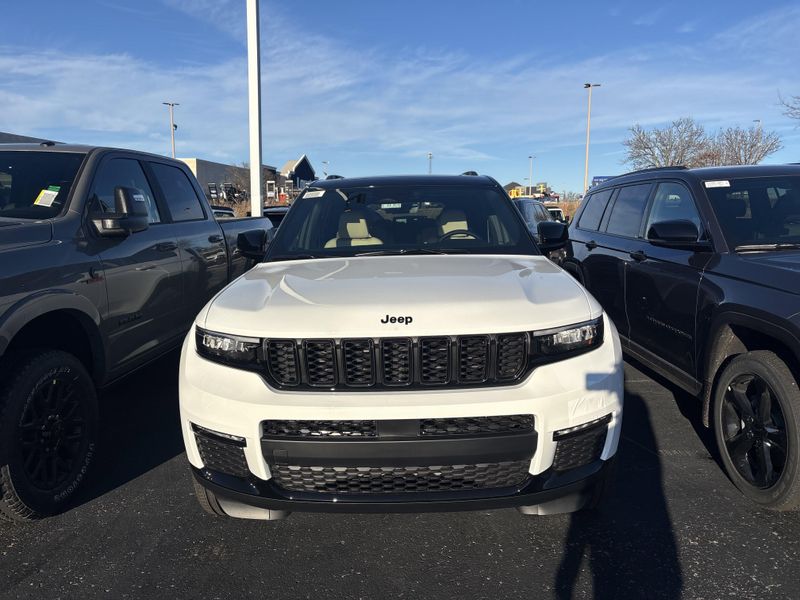 New 2025 Jeep Grand Cherokee L Limited 4x4Image 2