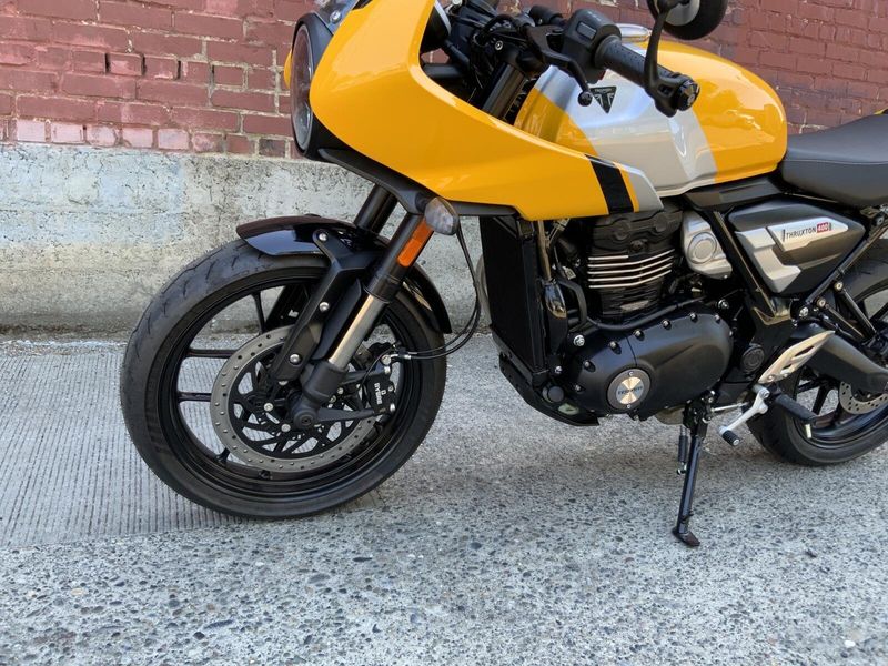 2026 Triumph THRUXTON 400
