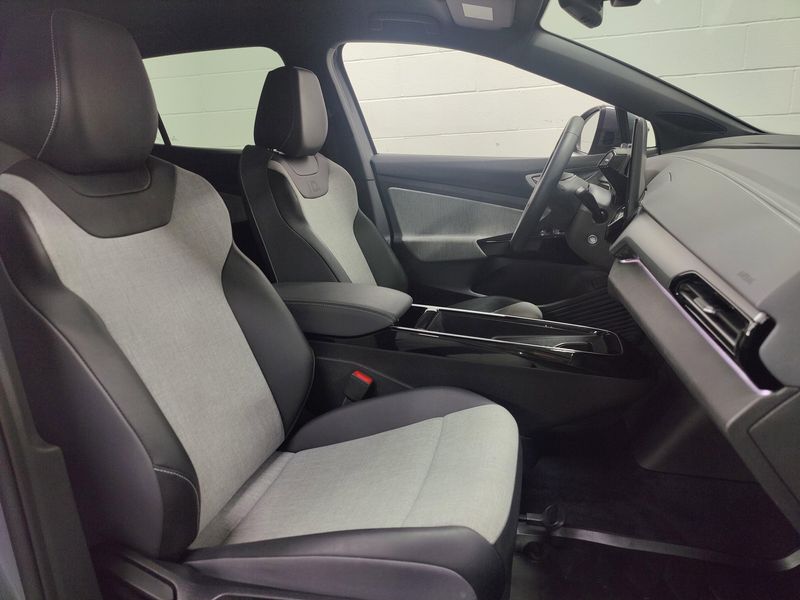 2023 Volkswagen ID.4 Pro photo 4