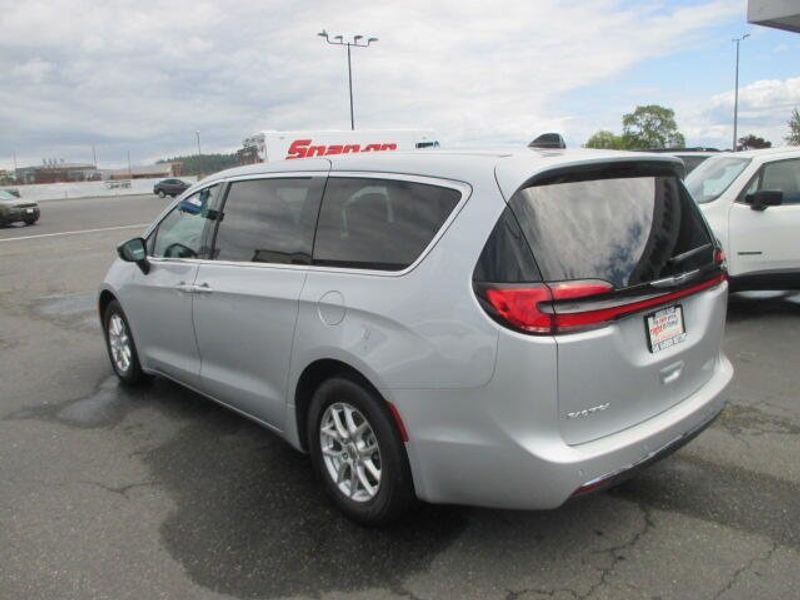 Used 2024 Chrysler Pacifica Touring LImage 12