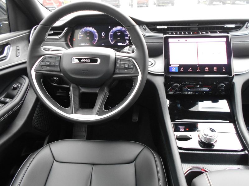 New 2025 Jeep Grand Cherokee Limited 4x4Image 4