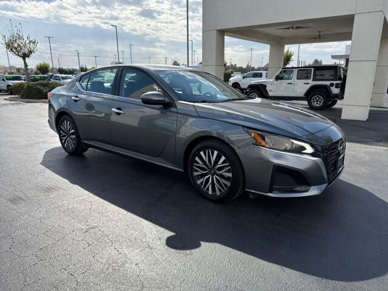 2023 Nissan Altima 2.5 SV photo 2