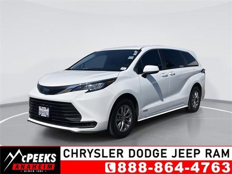 2021 Toyota Sienna LEImage 1