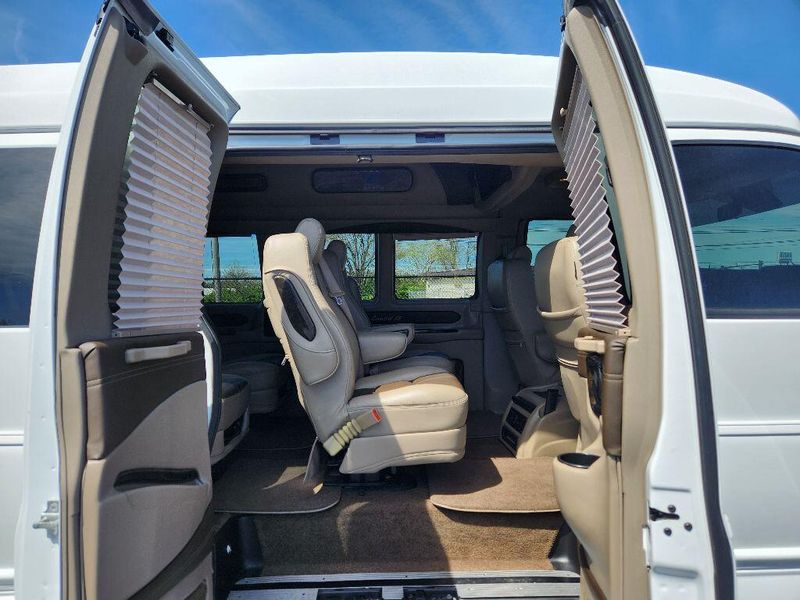 2019 GMC Savana Image 30
