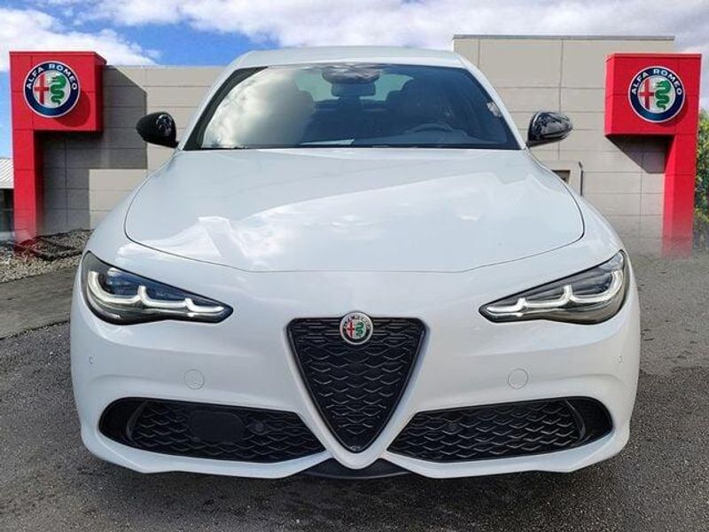 2025 Alfa Romeo Giulia photo 2
