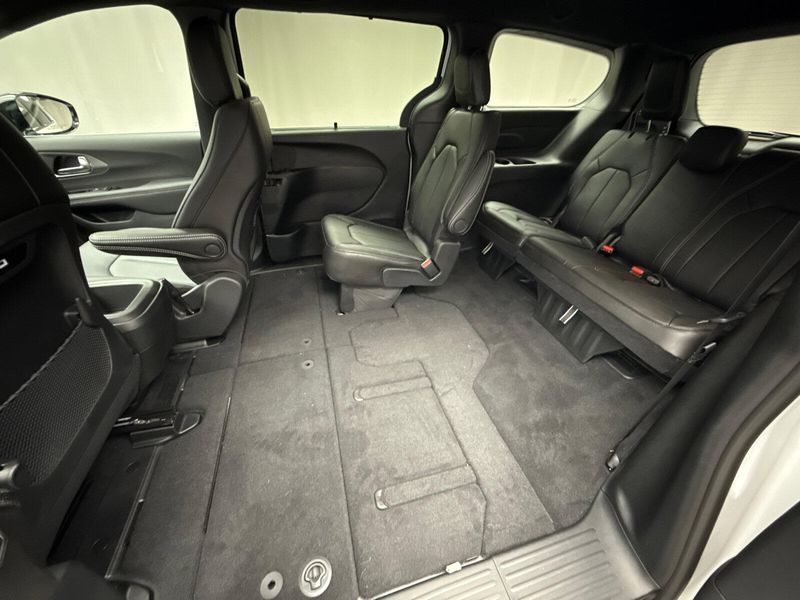 2025 Chrysler Pacifica SelectImage 18
