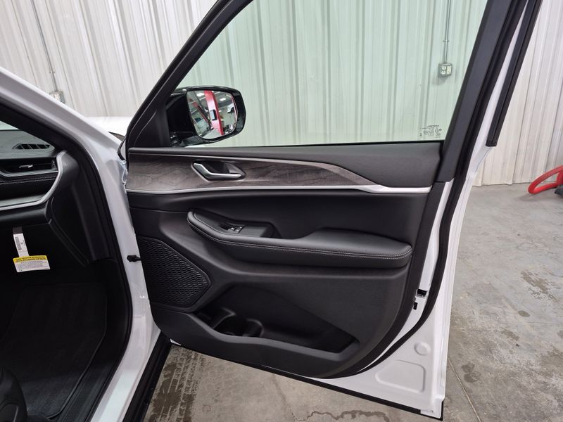 New 2025 Jeep Grand Cherokee L Limited 4x4Image 11