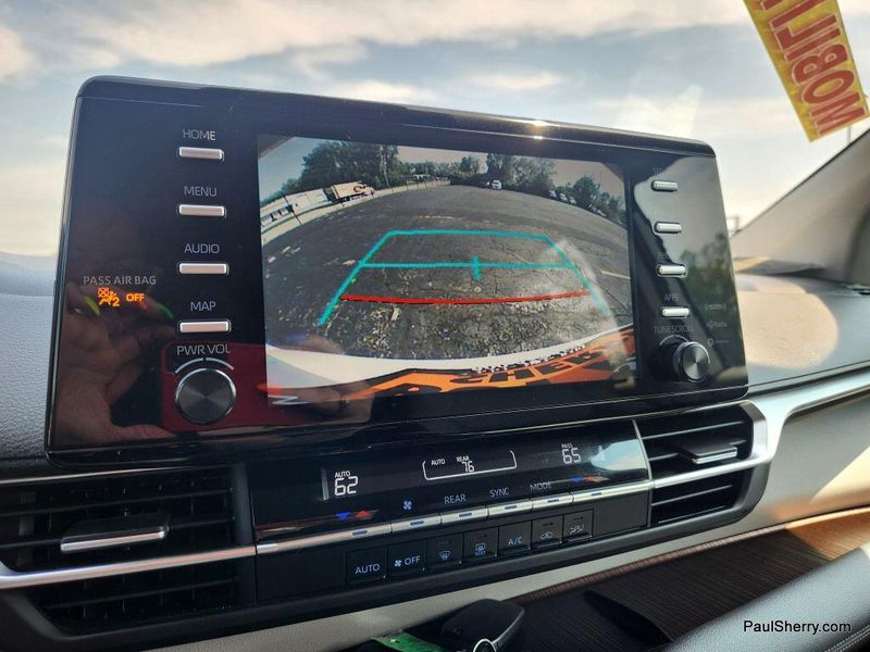 2022 Toyota Sienna Hybrid LEImage 2