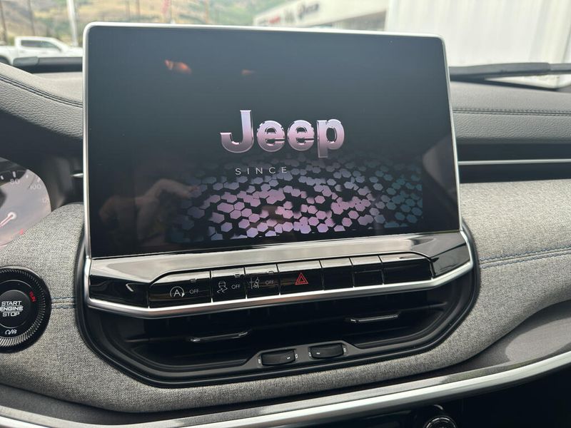 2024 Jeep Compass Latitude photo 8