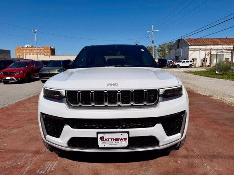 New 2027 Jeep Grand Cherokee Summit 4x4Image 2