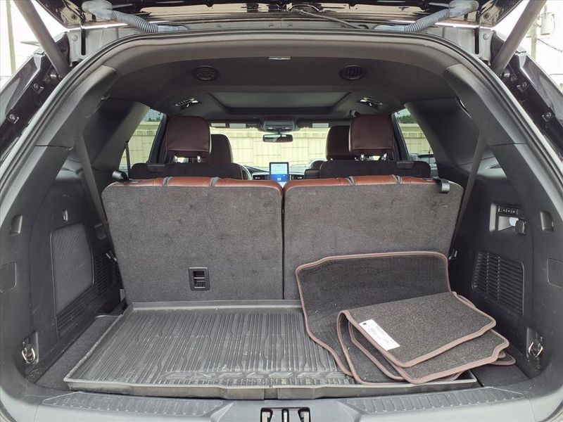 Used 2022 Ford Explorer PlatinumImage 11