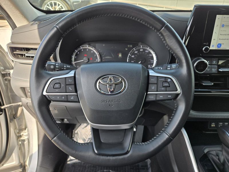 Used 2024 Toyota Highlander LE FWD (Natl)