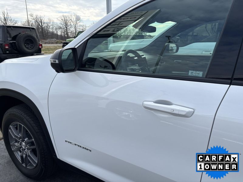 Used 2025 GMC Acadia FWD ElevationImage 14