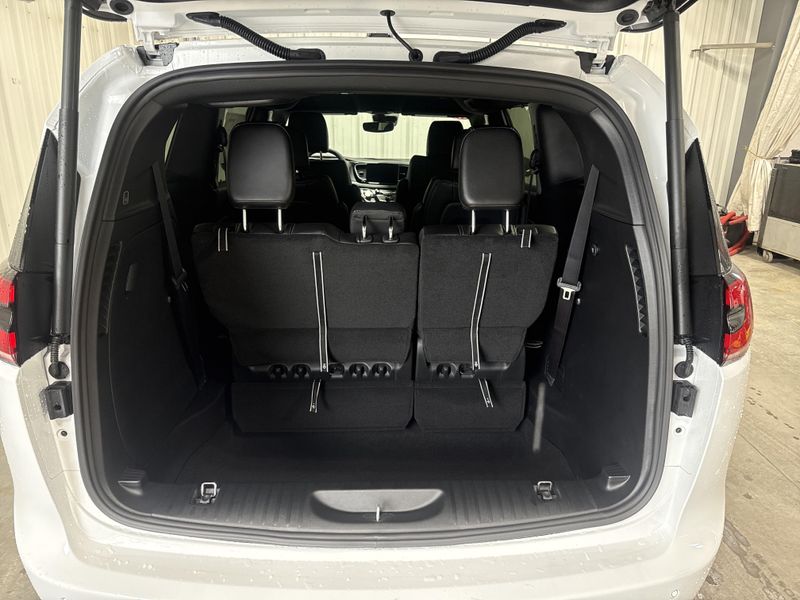 New 2027 Chrysler Pacifica SelectImage 5