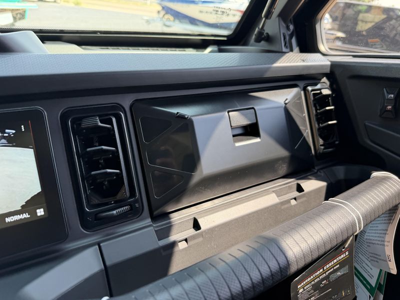 NEW 2026 CAN-AM DEFENDER LIMITED CAB HD11 Image 4