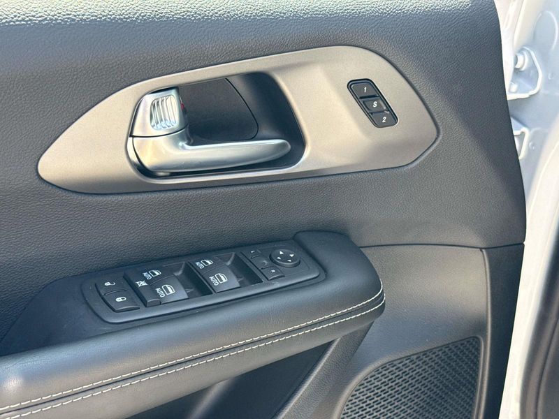 New 2027 Chrysler Pacifica Select Awd