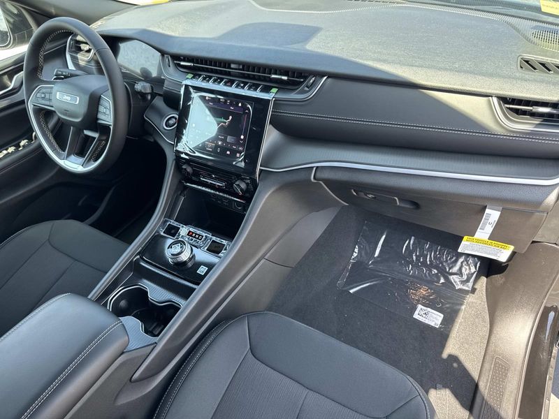 New 2026 Jeep Grand Cherokee L Laredo 4x2