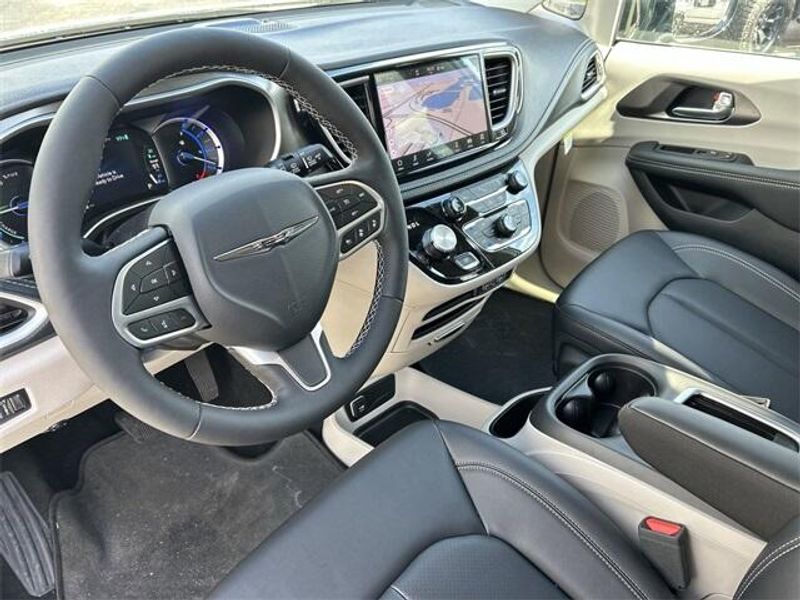 New 2024 Chrysler Pacifica Plug-in Hybrid SelectImage 16