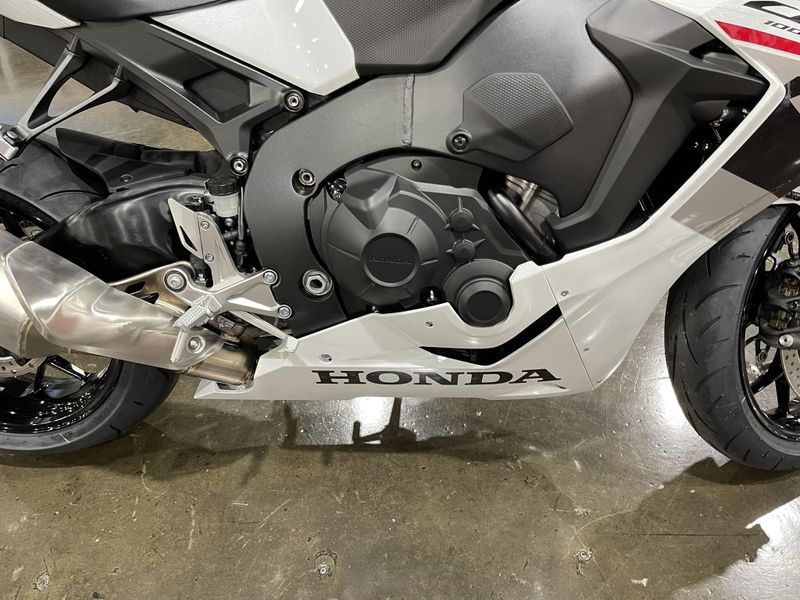 2025 Honda CBR1000RR Image 10