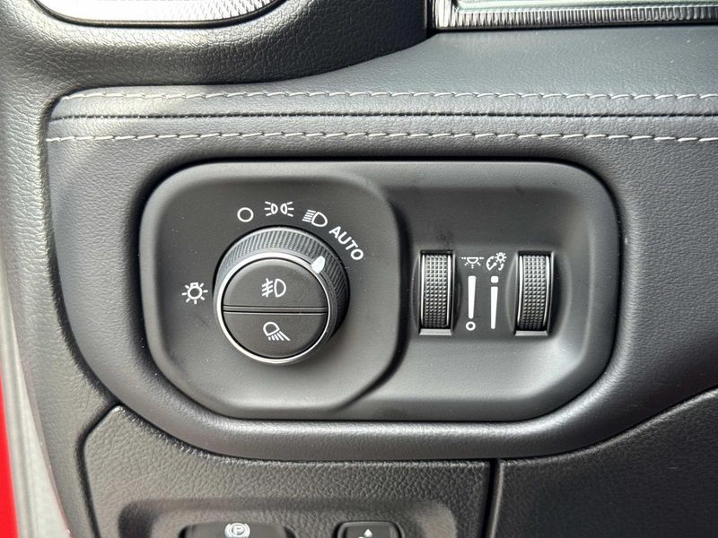 New 2026 RAM 1500 Rho Crew Cab 4x4 5'7' Box