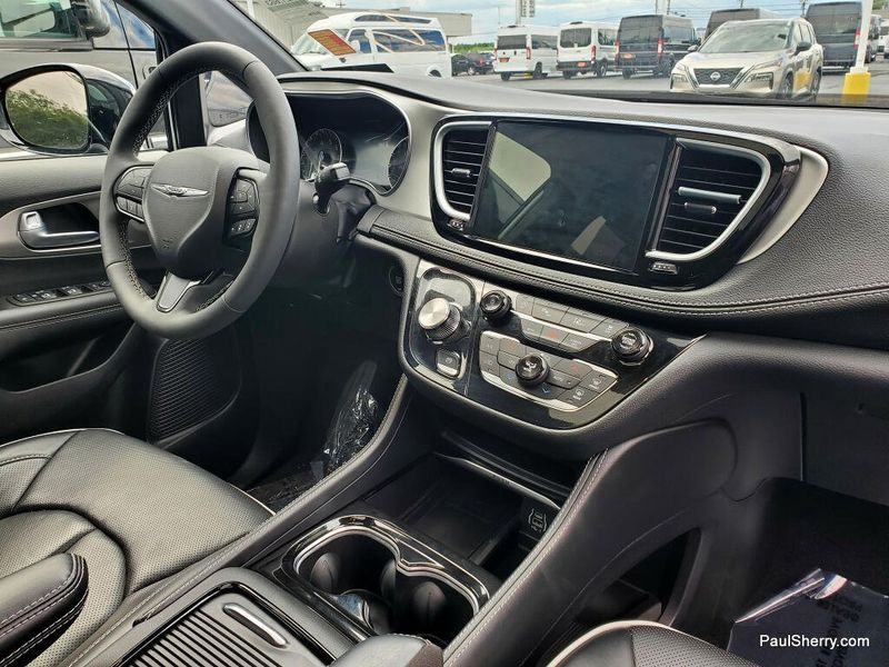 Used 2024 Chrysler Pacifica Limited S