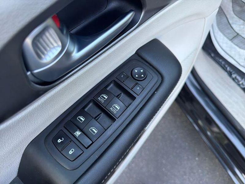 Used 2023 Chrysler Pacifica Hybrid Touring LImage 11