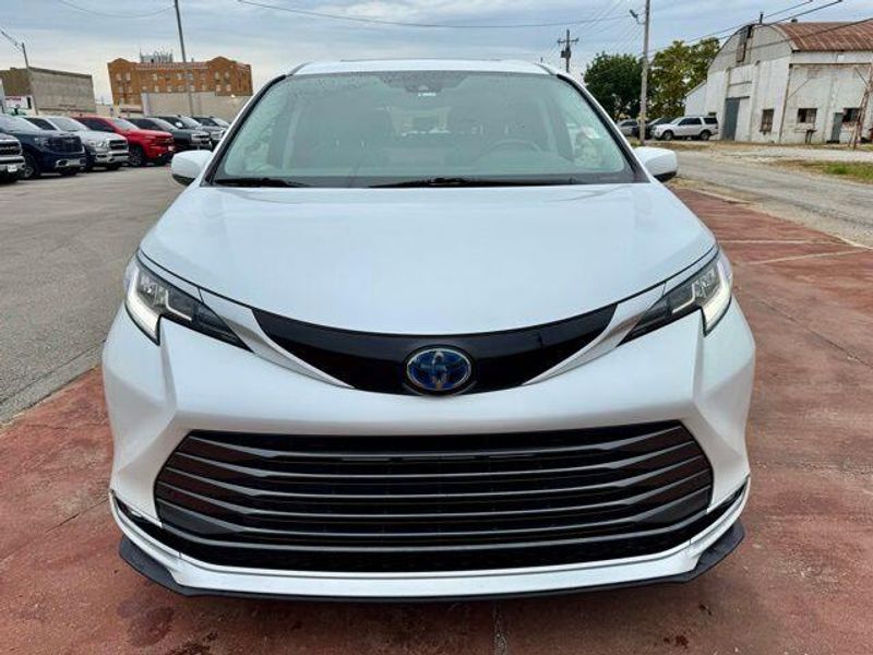 Used 2022 Toyota Sienna LimitedImage 2