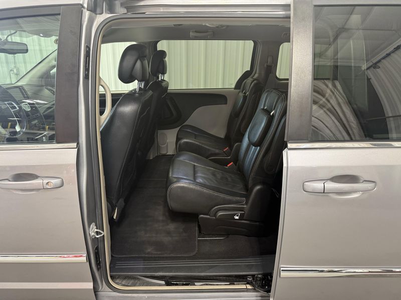 Used 2016 Chrysler Town & Country TouringImage 11