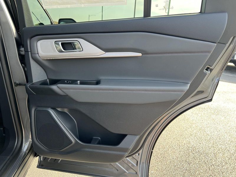 2025 Ford Explorer photo 16
