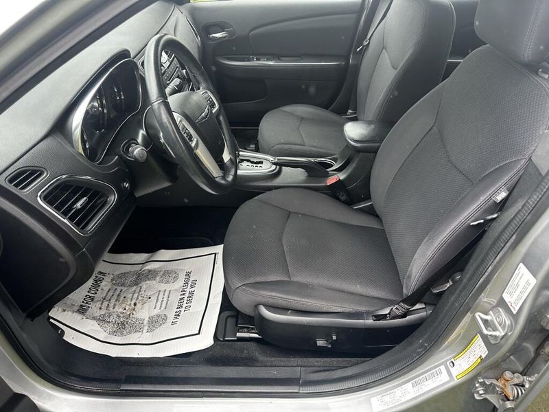 2013 Chrysler 200 Touring photo 8