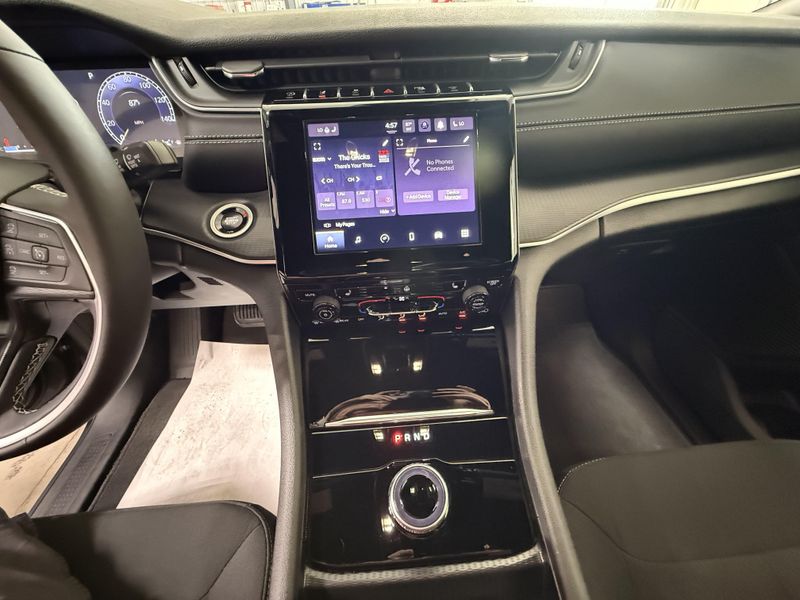 Used 2025 Jeep Grand Cherokee L LaredoImage 25