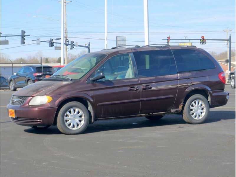 2003 Chrysler Town & Country LXImage 6