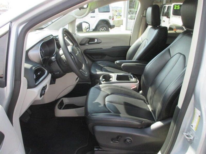 2023 Chrysler Pacifica Touring LImage 15