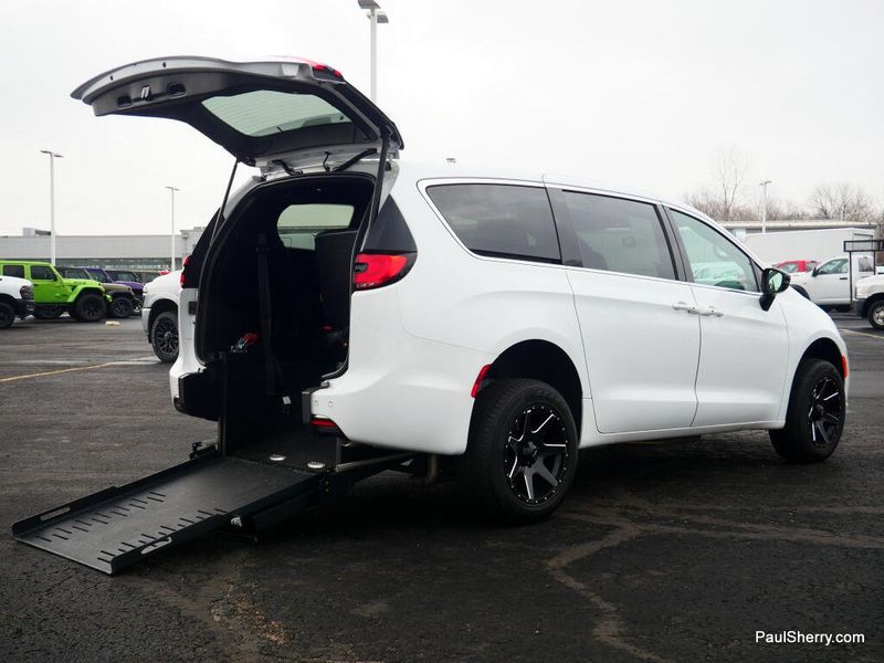 Used 2024 Chrysler Pacifica Touring